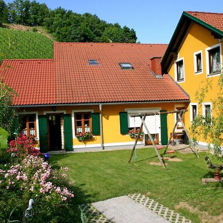 Weingut Stoff Bed & Breakfast Китцек им Заусал Екстериор снимка