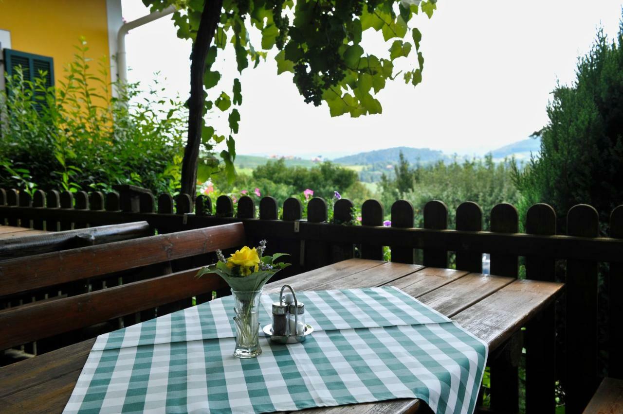 Weingut Stoff Bed & Breakfast Китцек им Заусал Екстериор снимка