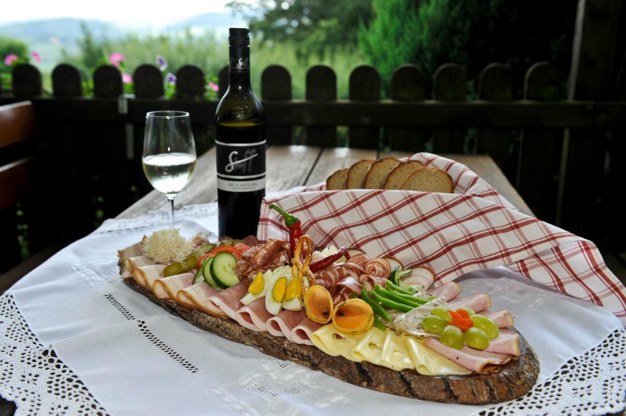 Weingut Stoff Bed & Breakfast Китцек им Заусал Екстериор снимка