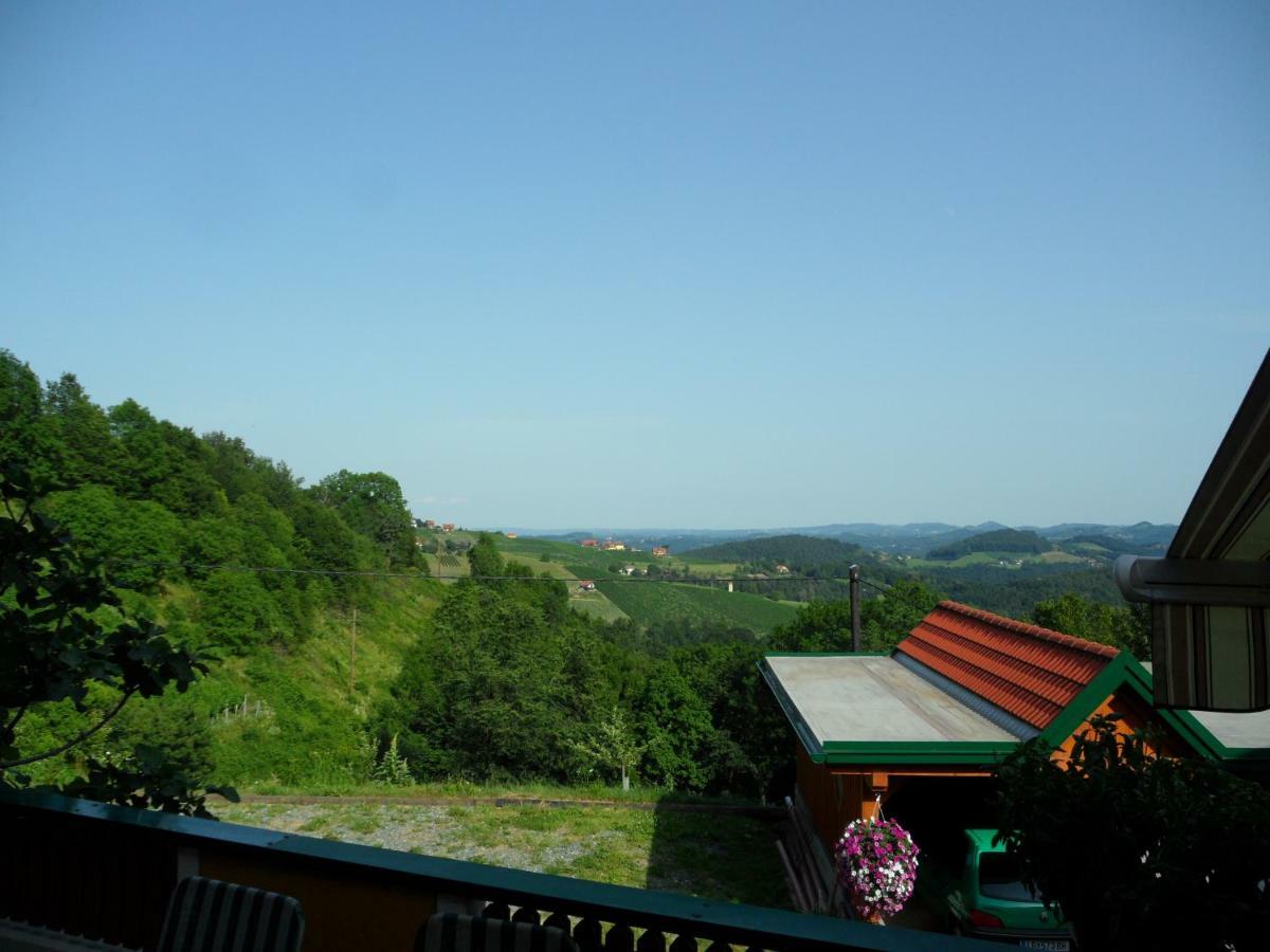 Weingut Stoff Bed & Breakfast Китцек им Заусал Екстериор снимка