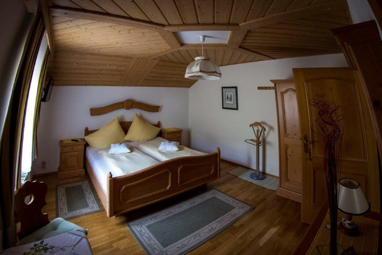 Weingut Stoff Bed & Breakfast Китцек им Заусал Екстериор снимка